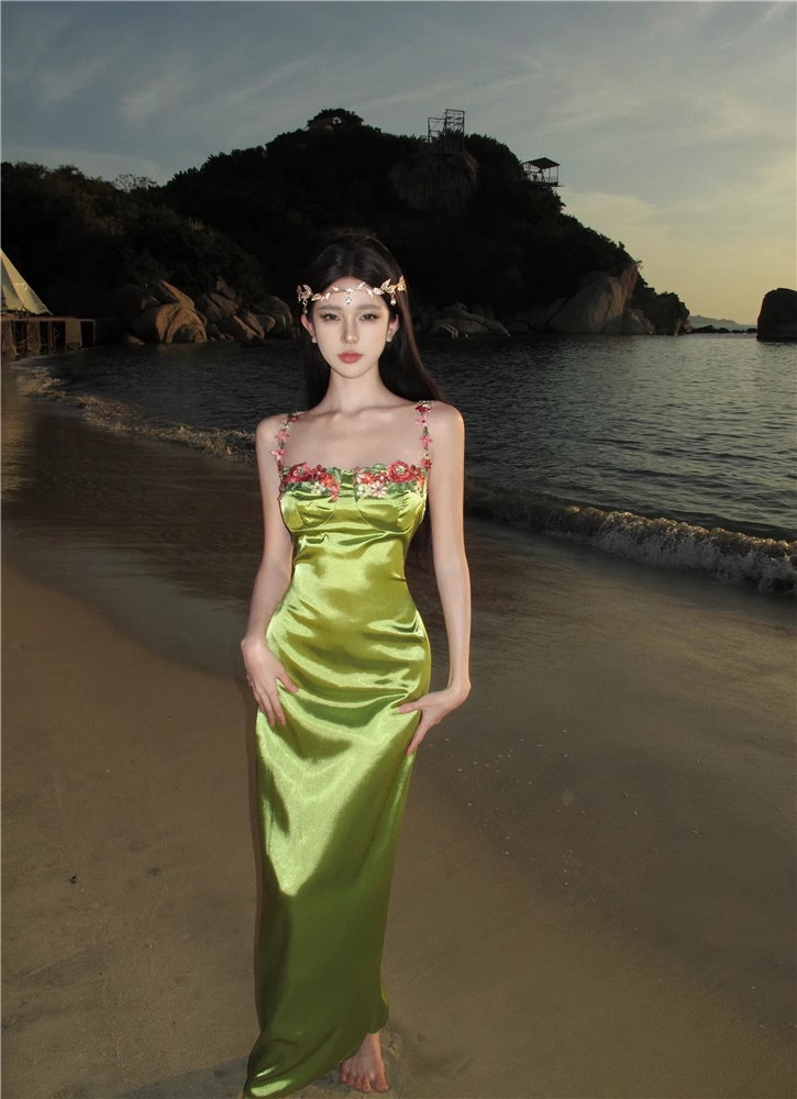 - Long green satin holiday dress GEU1034