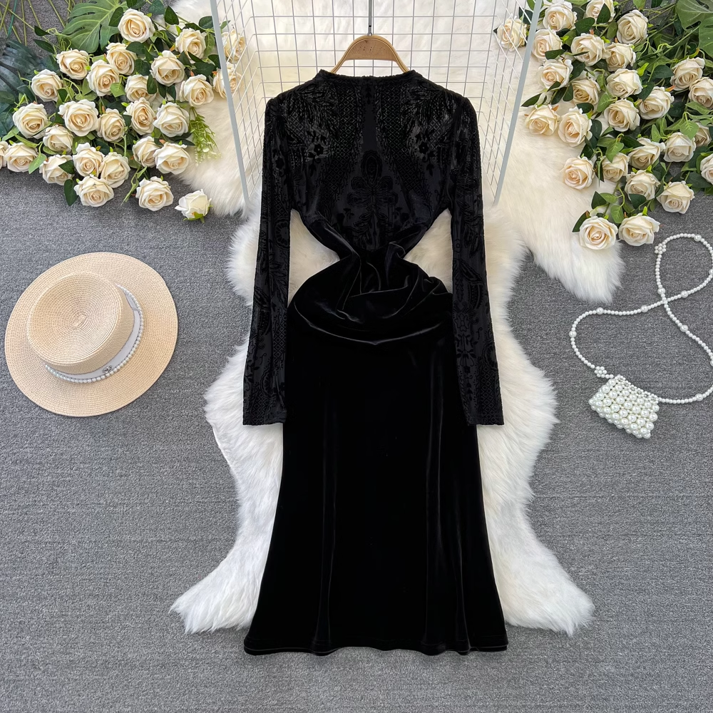 - Black mid-length a-line velvet dress GEU981